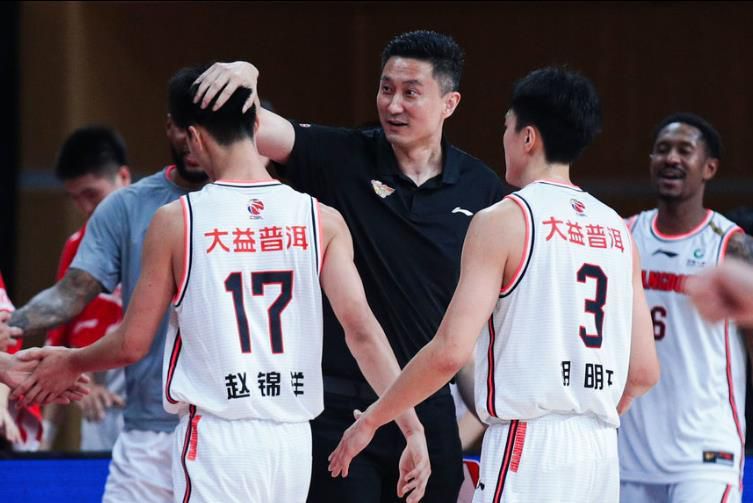 淫乱房仲俏同事2